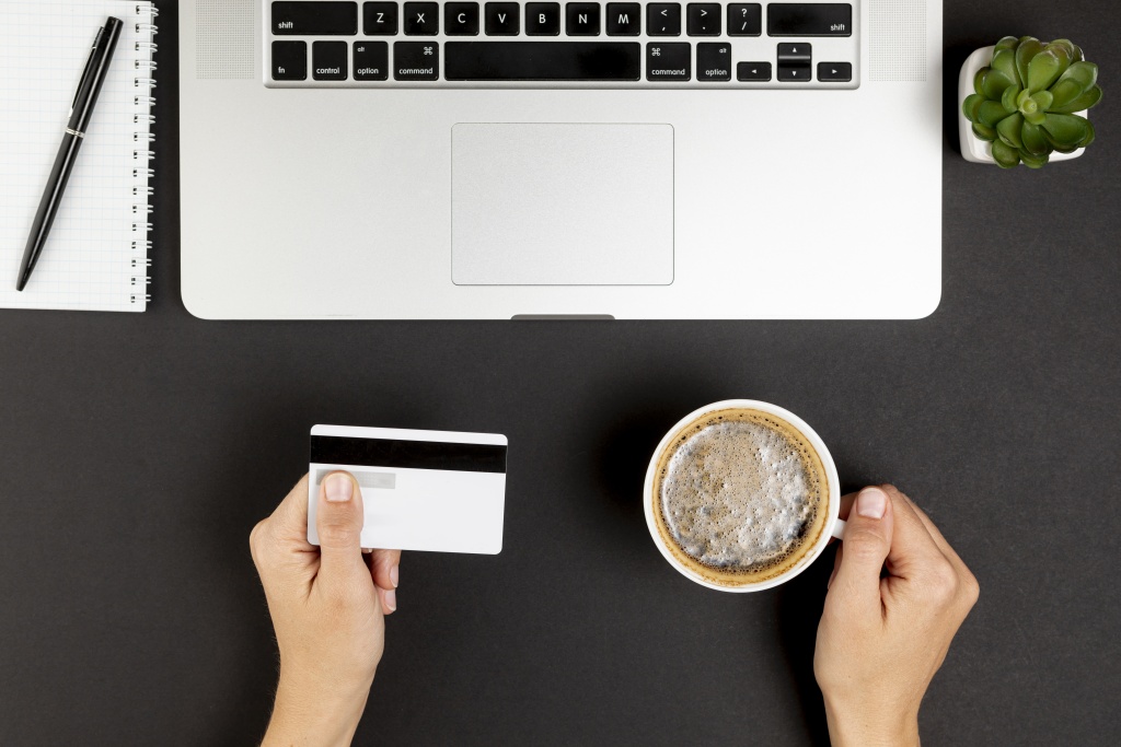 hands-holding-coffee-cup-credit-card.jpg кофе