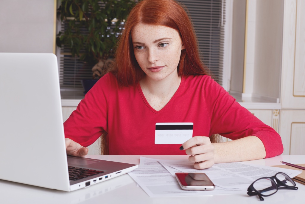serious-freckled-ginger-female-uses-laptop-computer-e-commerce.jpg ноутбук