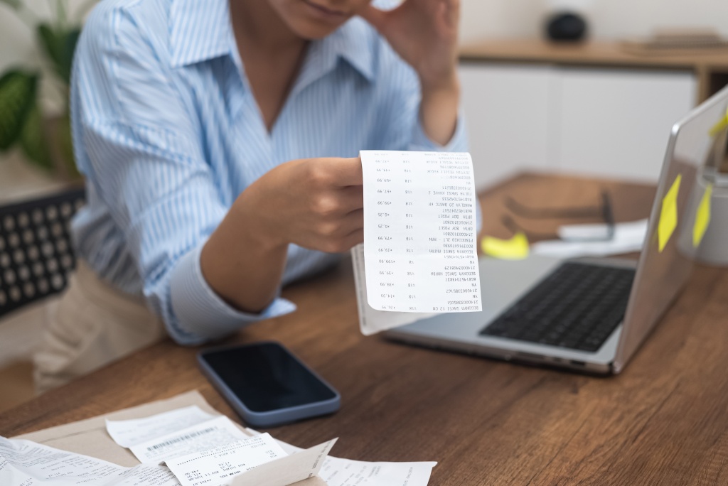 frustrated-woman-looks-at-document-with-total-pric-2023-11-27-05-19-54-utc.jpeg сроки